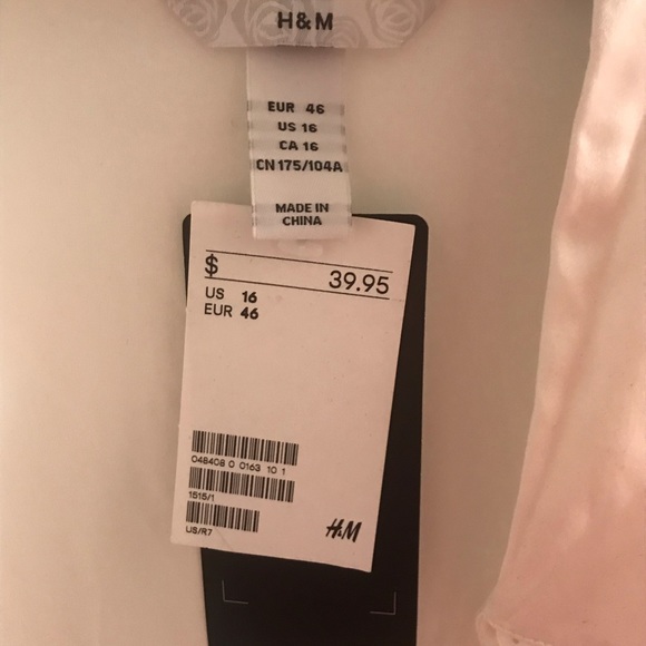 H&M Button up silky blouse cream colored size 16 - Picture 2 of 2